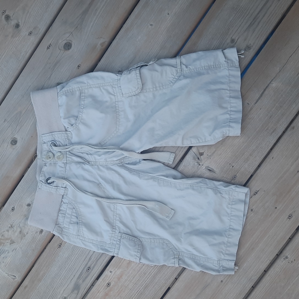 Khaki shorts‎